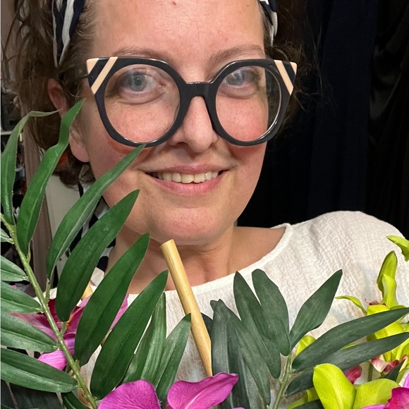 Meet your Posher, Julie - Picture 1 of 1